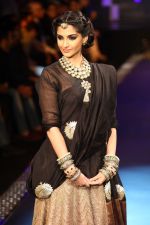 Sonam Kapoor at IIJW Day 5 Grand Finale on 23rd Aug 2012 (16).JPG